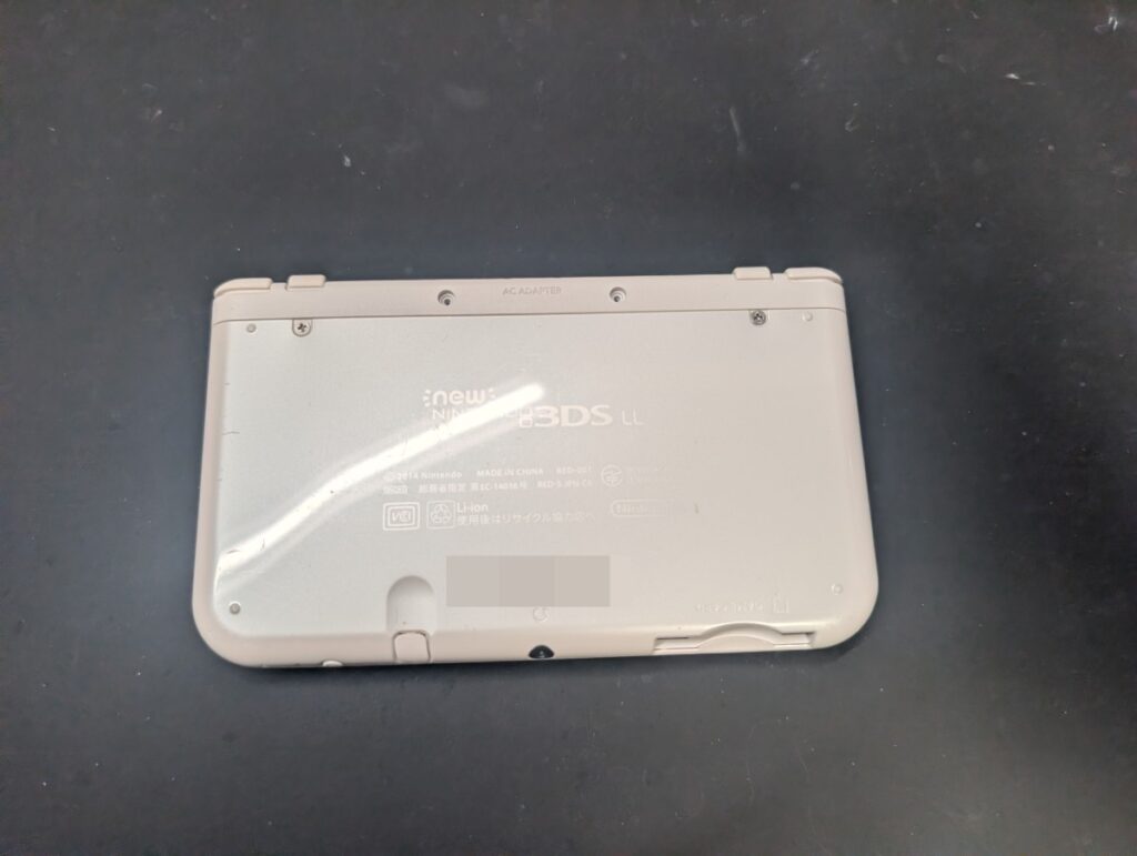 NEW3DSLLの裏側の写真
分解前の様子