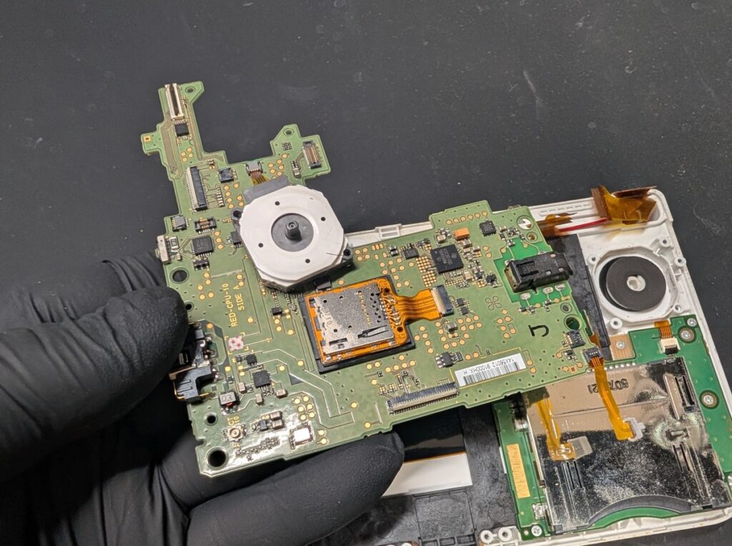 NEW3DSLLのメイン基板の取り外し時の写真