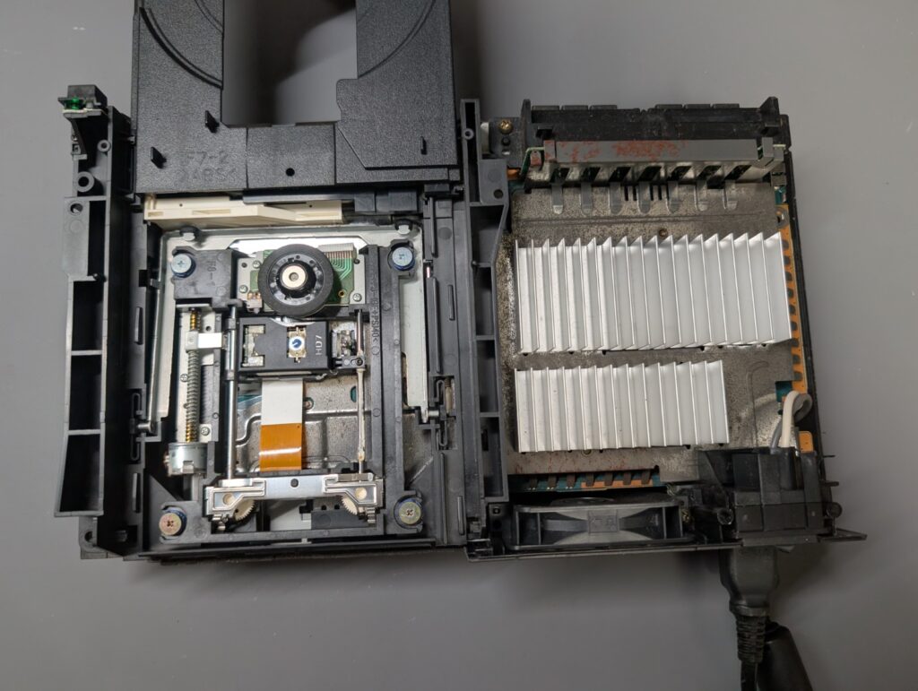 SCPH-50000のディスクドライブの写真
分解中の様子