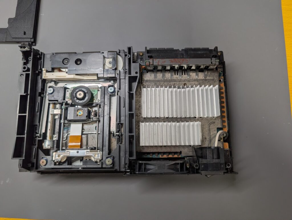 SCPH-50000の清掃時の様子
分解時の写真