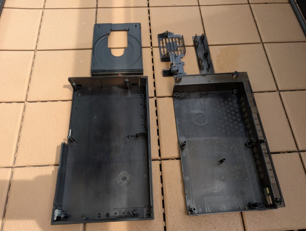 SCPH-50000の清掃時の様子
外装洗浄前の写真