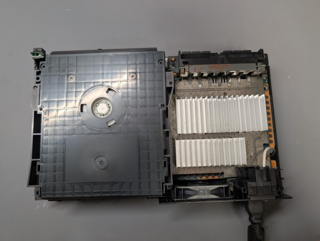 SCPH-50000の清掃時の様子
清掃後の組み立て時の写真