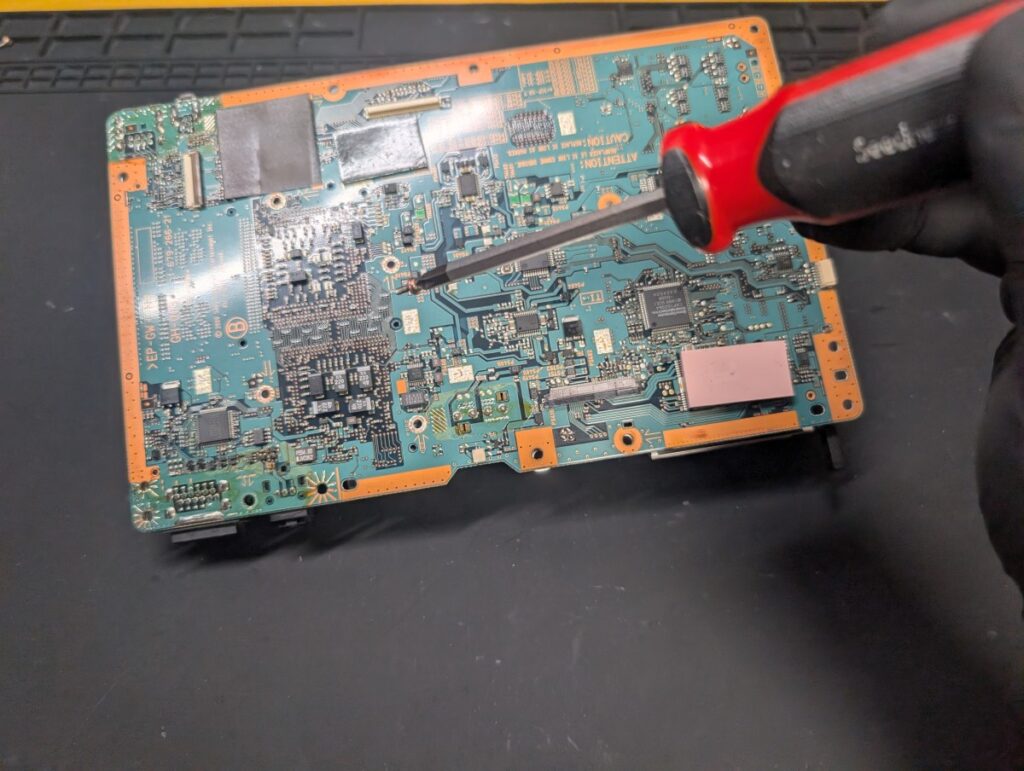 SCPH-18000の修理後の組み立て時の様子