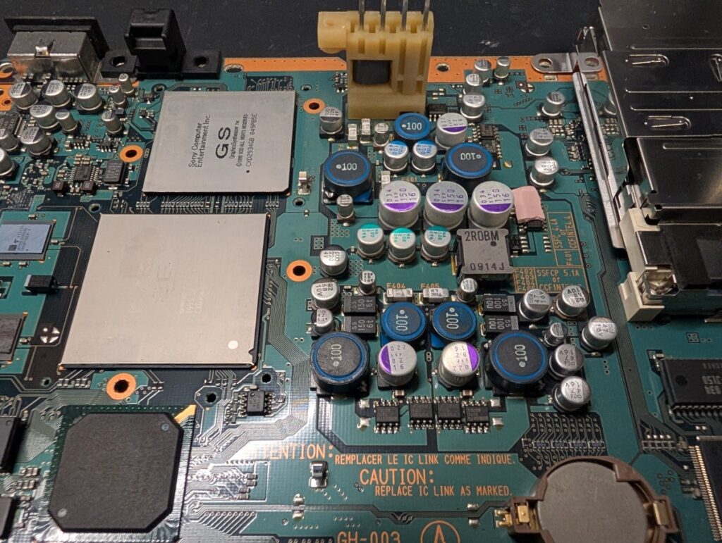 SCPH-18000のメイン基板に実装されている電子部品の写真