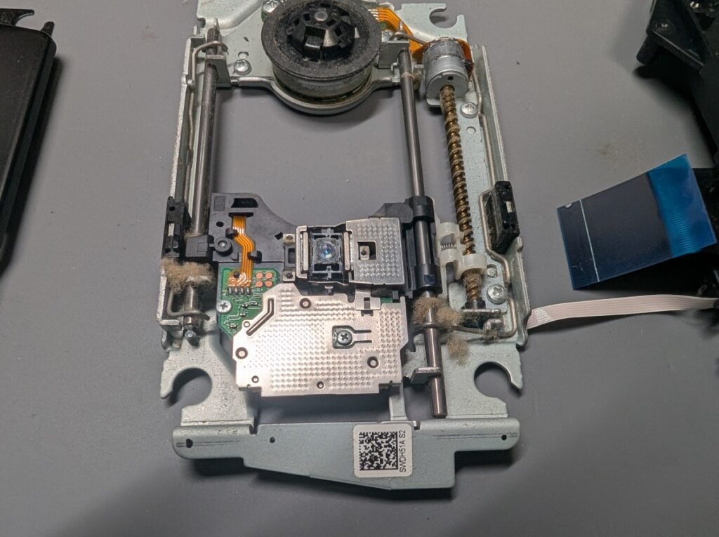 CECH-4300のディスクドライブを分解したときの写真

ピックアップレンズ交換前