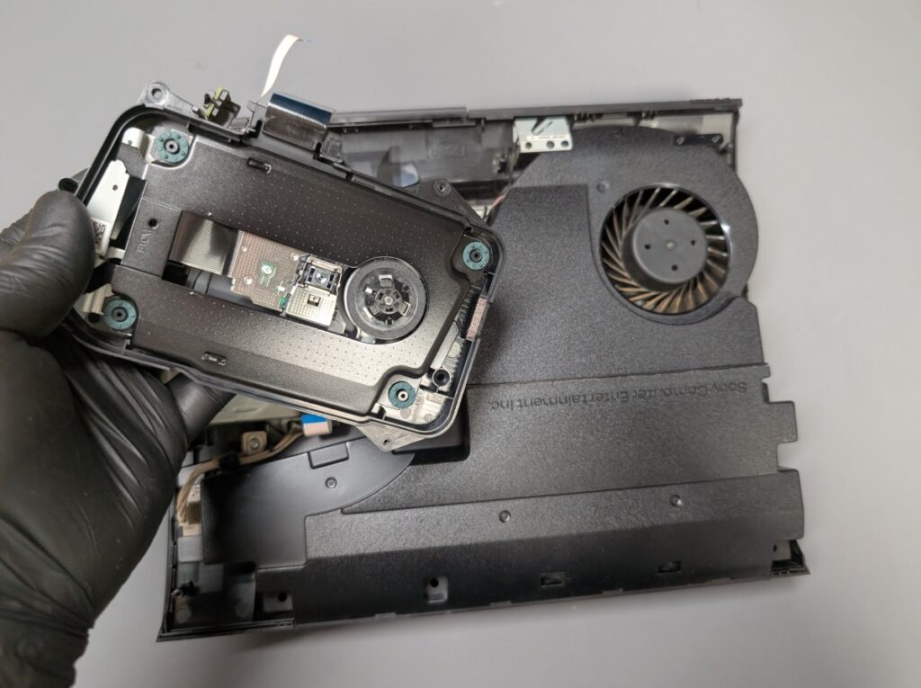 CECH-4300のピックアップレンズ交換後の組み立て時の様子