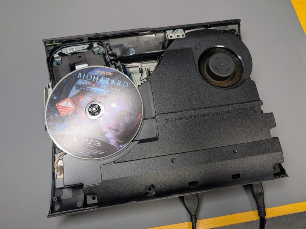 CECH-4300のピックアップレンズ交換後の動作確認時の様子

PS3規格ディスクをセット