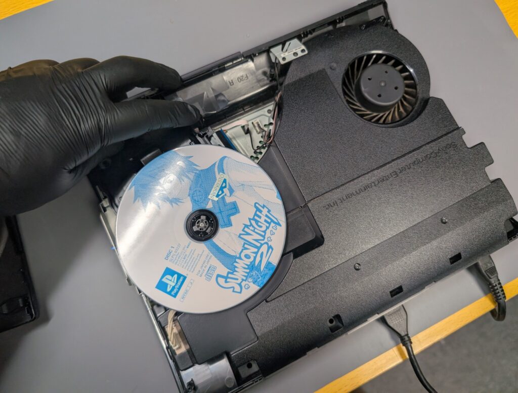 CECH-4300のピックアップレンズ交換後の動作確認時の様子

プレイステーションソフトをセット