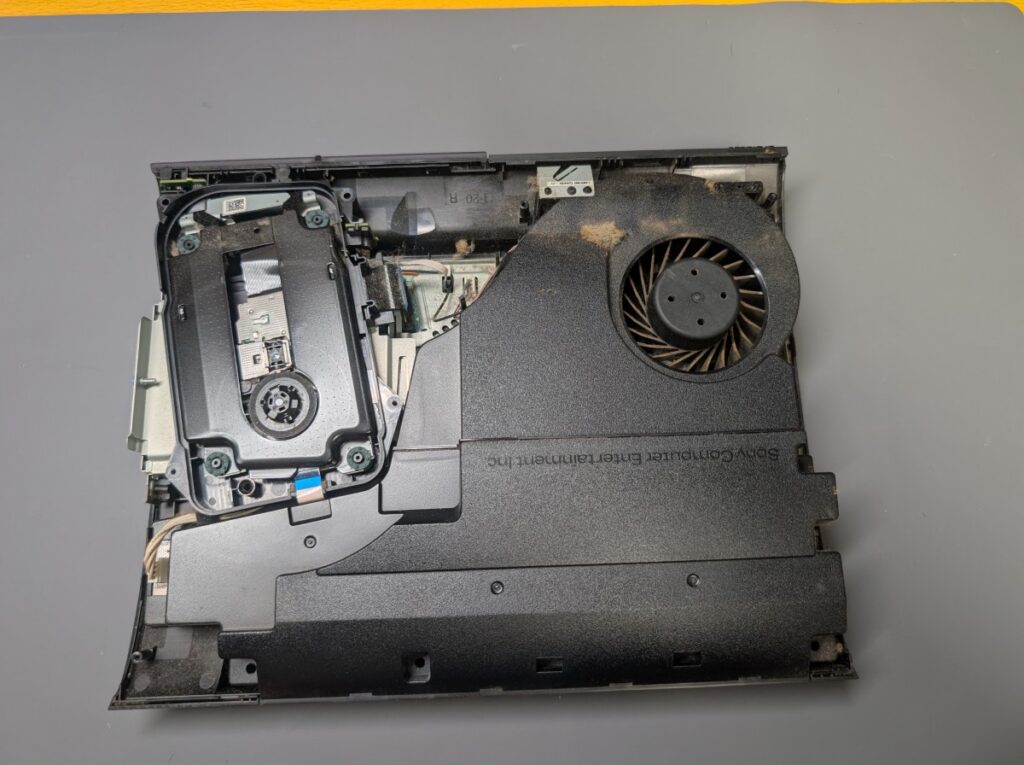 CECH-4300本体の写真
分解後