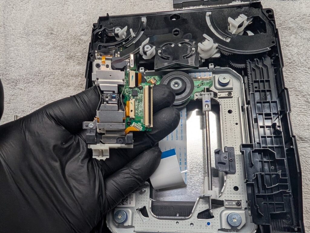 CECHH00やCECHL00等に
使用されているピックアップレンズの写真