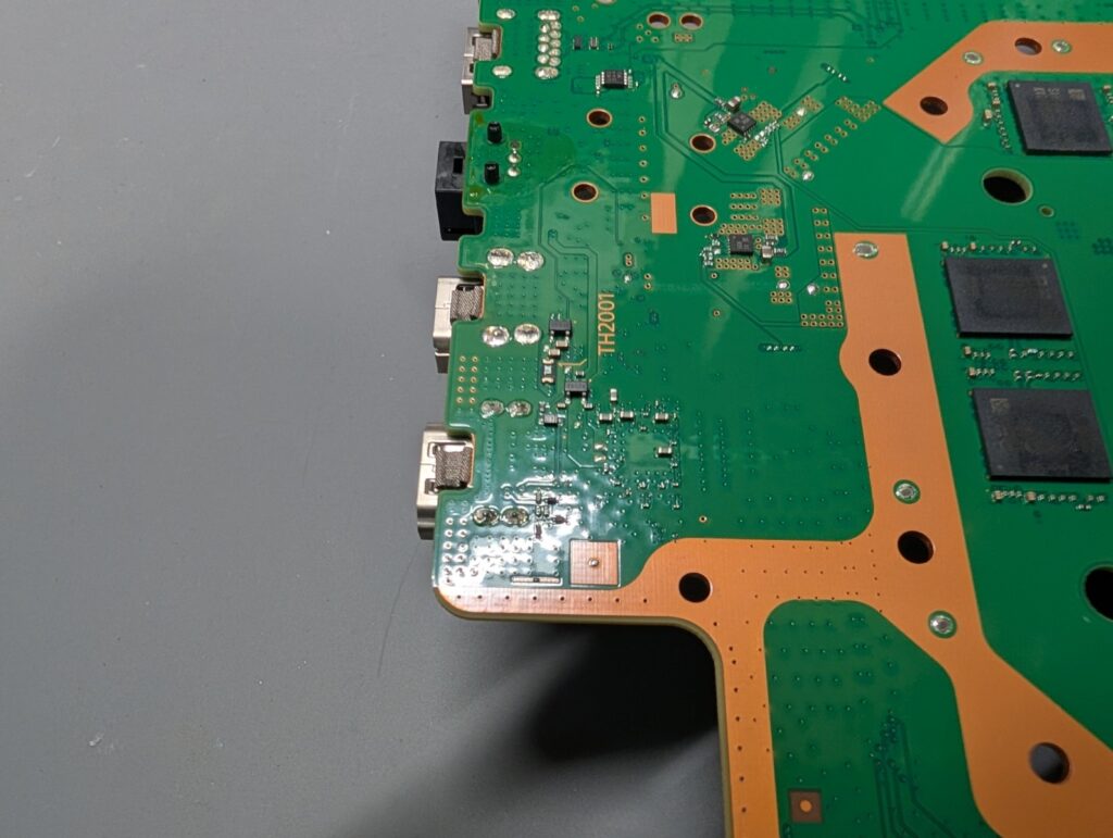 CUH-7100の基板に実装されているHDMIポートの裏側の写真