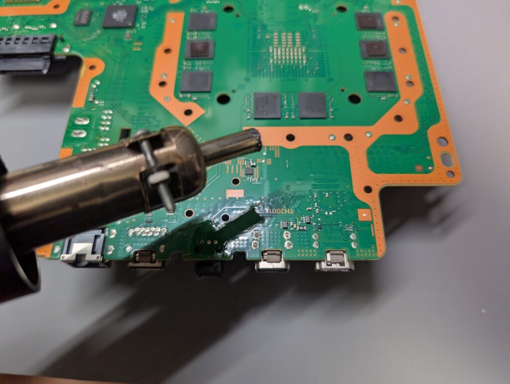 CUH-7100の基板とホットエアーの写真