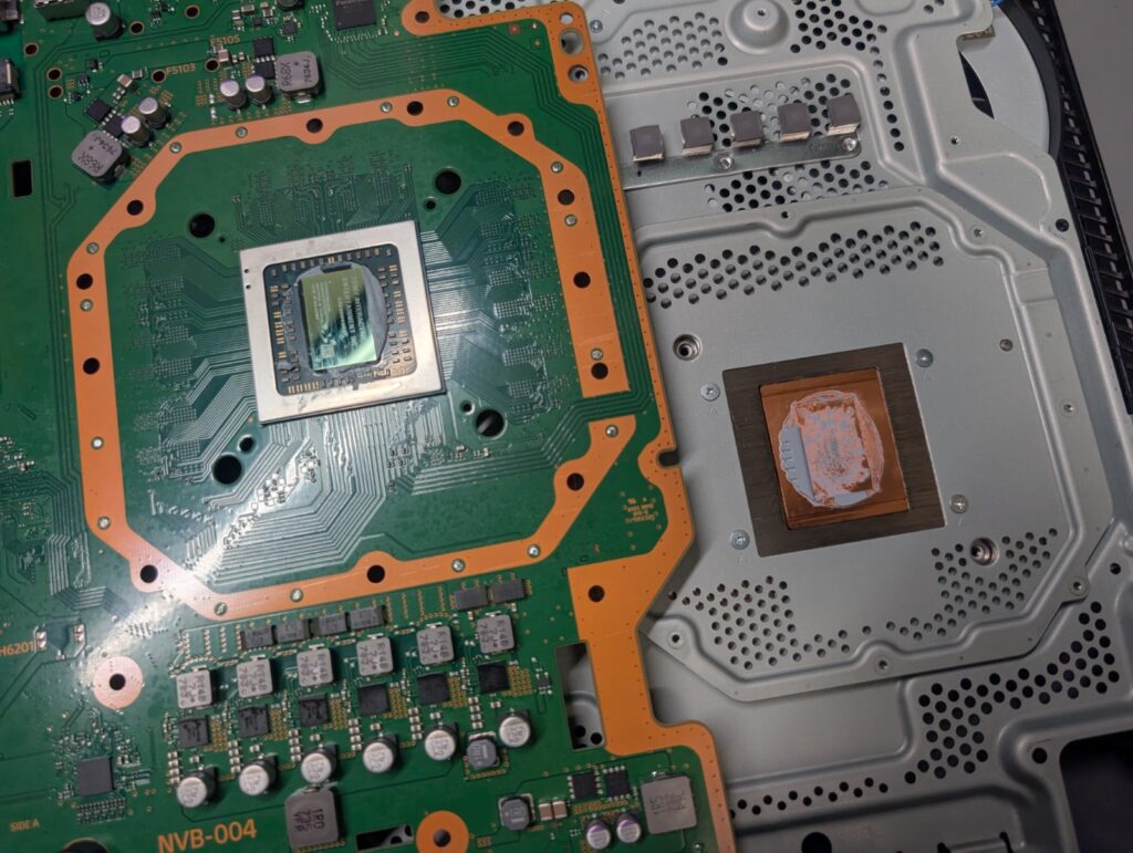 CUH-7100の基板修理後の熱伝導グリスを交換前の写真