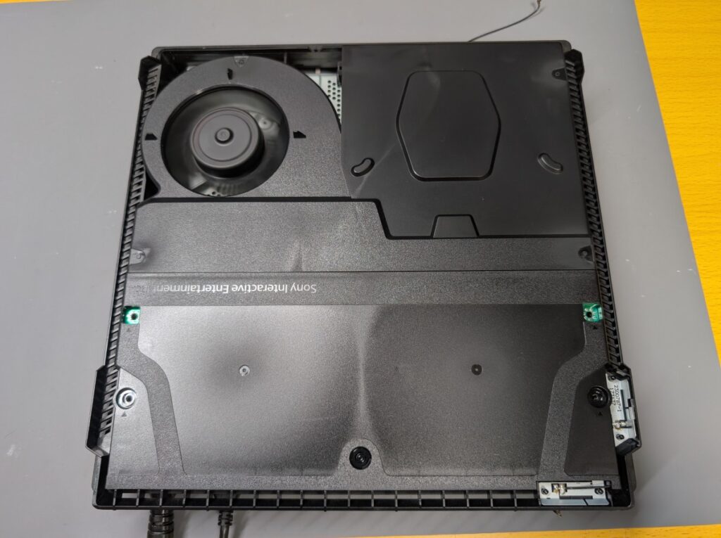 CUH-7100の組み立て時の写真