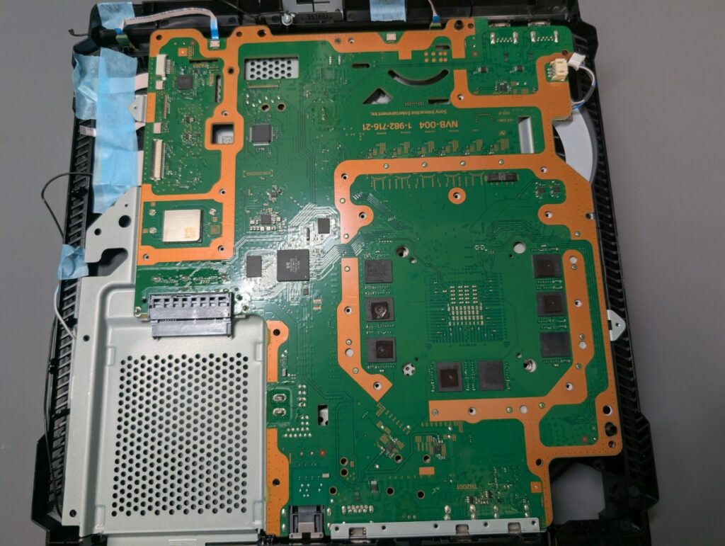 CUH-7100の基板修理後の組み立て時の写真