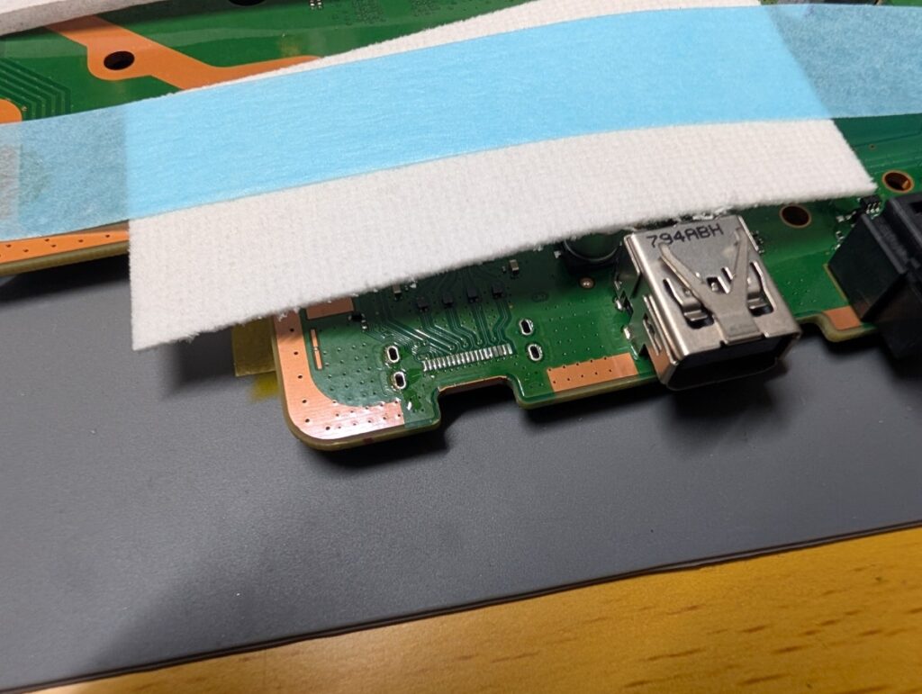 CUH-7100のHDMIポート取り外し時の写真