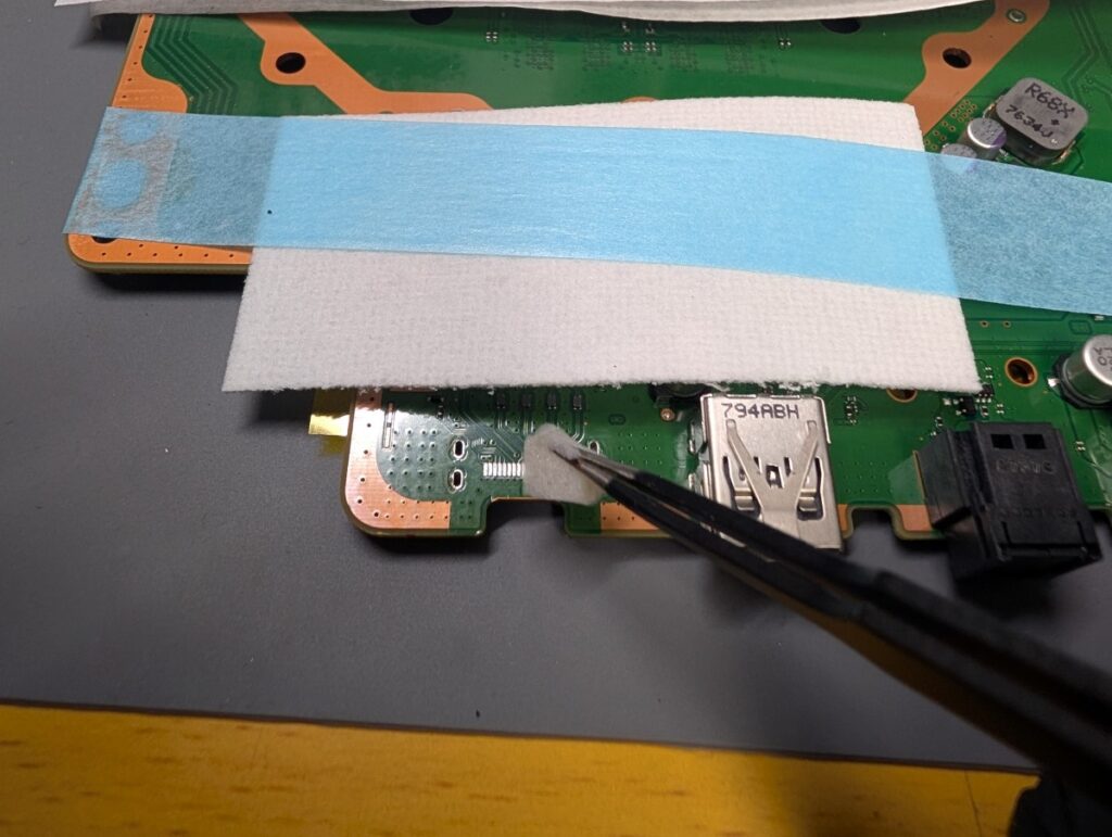 CUH-7100のHDMIポート取り外し時の写真
リムーバー清掃