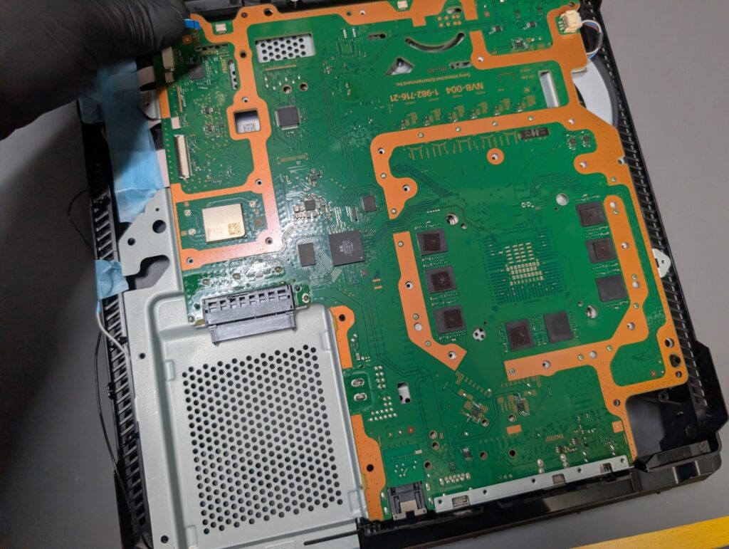 CUH-7100のHDMIポート取り付け後の組み立て時の写真