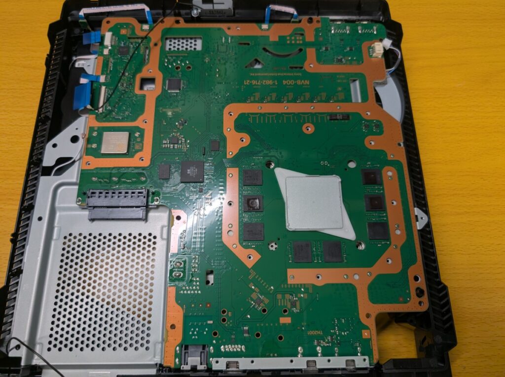 CUH-7100の分解時の写真
メイン基板