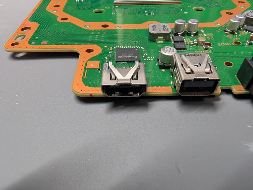 CUH-7100の基板に実装されているHDMIポートの写真