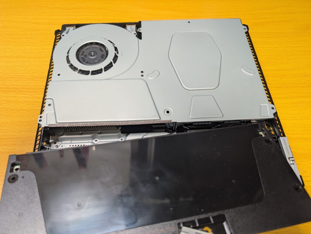CUH-2000のディスクドライブ修理時の写真
電源ボックス取り外し時
