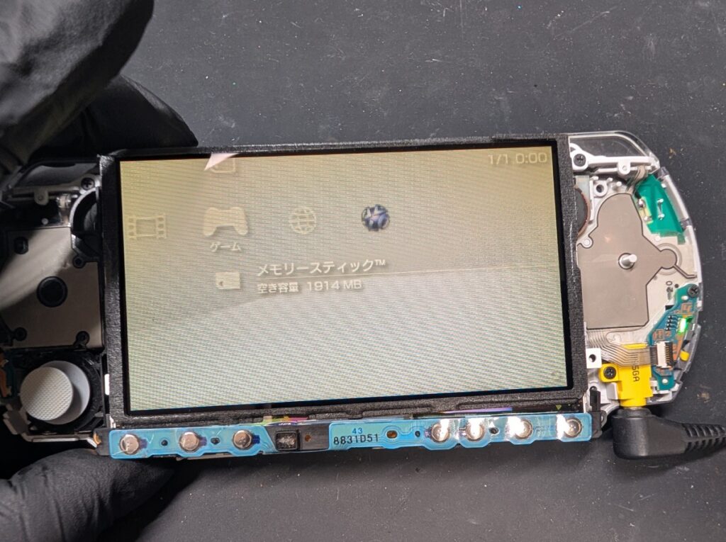 PSP-3000のUMDドライブ交換後の動作確認時の写真