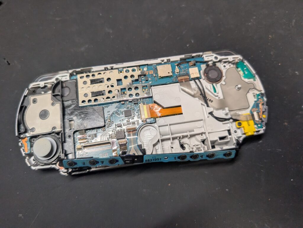 PSP-3000の修理後の組み立て時の写真