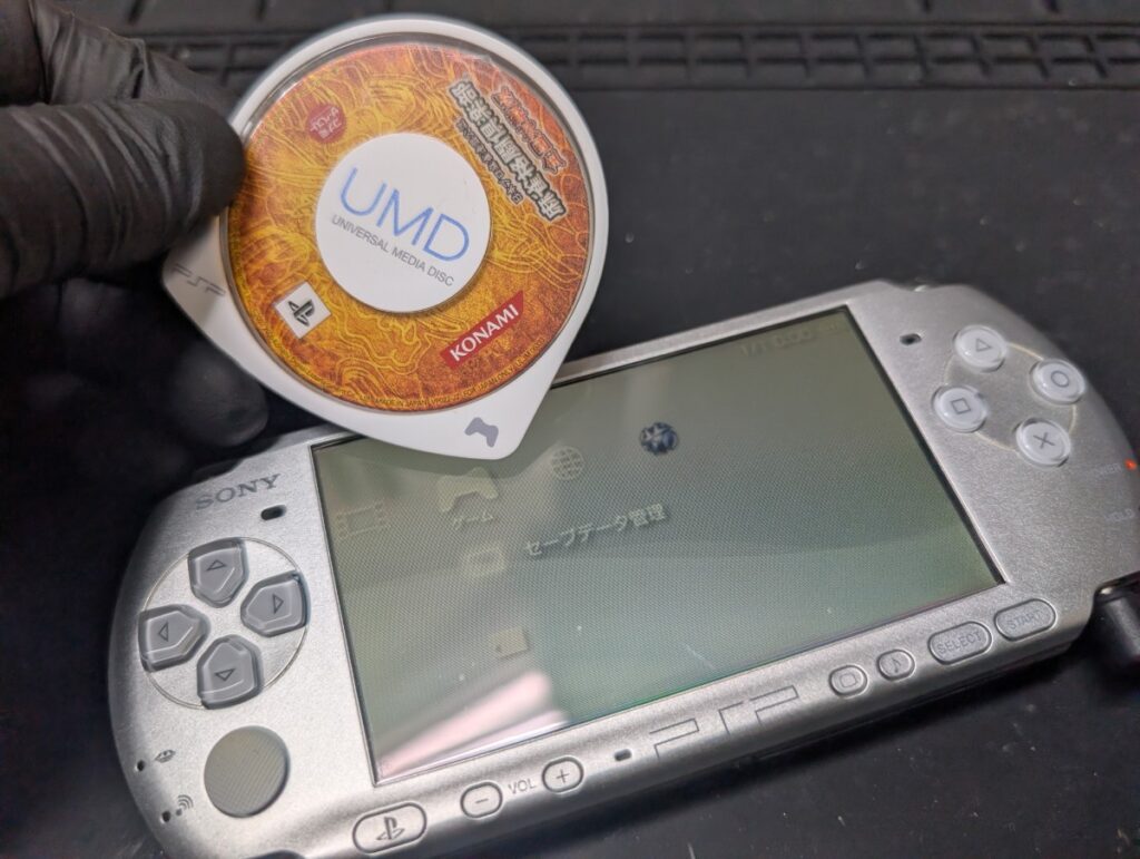 UMDを読み込めないPSP-3000の初期点検時の様子