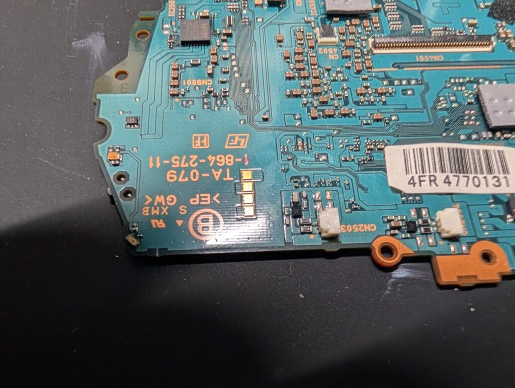 PSP-1000のメイン基板の導電ゴム接点部の写真