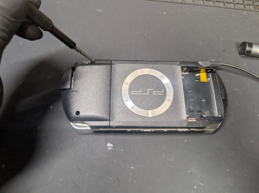 PSP-1000の修理後の動作確認時の様子
改善したため組み立て時の写真
