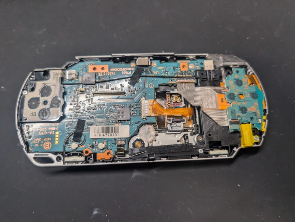 PSP-1000の内部の写真
プレートを取り外した後
