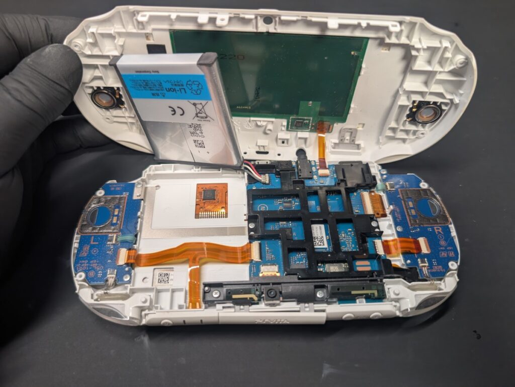 PSvita PCH-2000の内部の写真