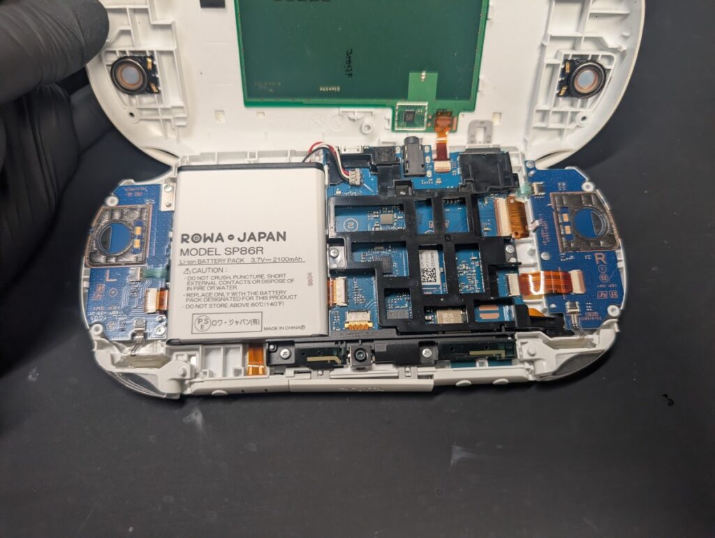 PSvita PCH-2000に新しいバッテリーを取り付け後の写真