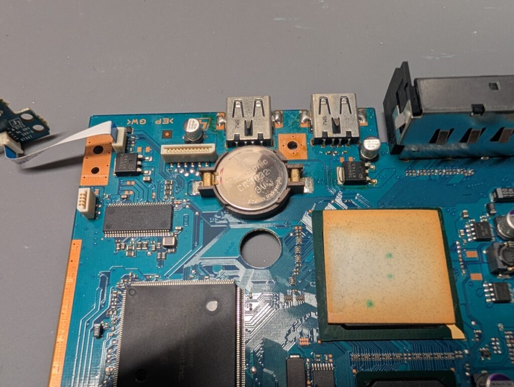 SCPH-90000の基板に設置されたコイン電池の写真