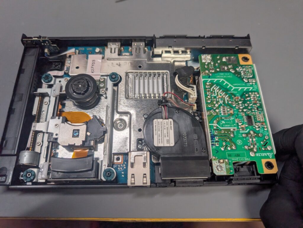 SCPH-90000の組み立て時の写真