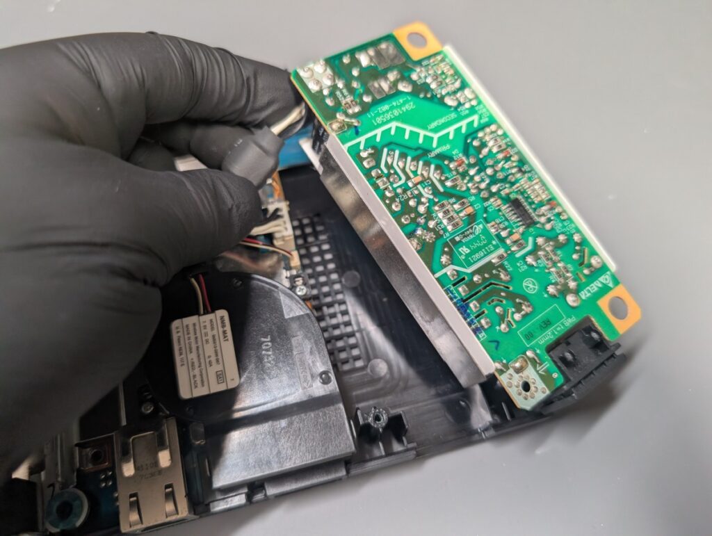 SCPH-90000の電源ユニット取り外し時の写真