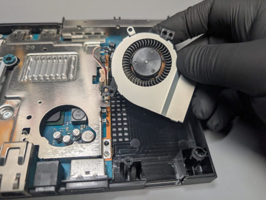 SCPH-90000の冷却ファンを取り外しの写真