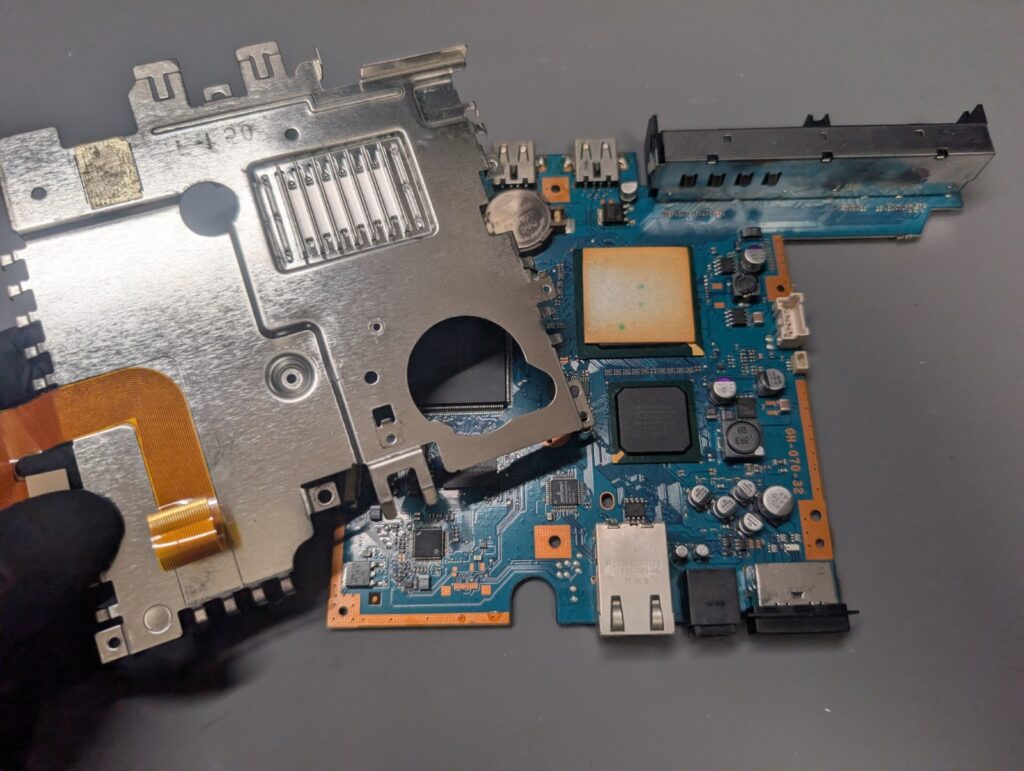 SCPH-90000のシールドプレート取り外し時の写真