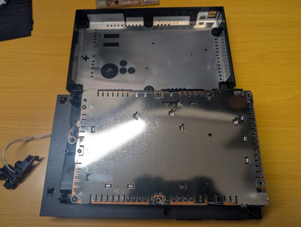 SCPH-10000の清掃時の写真

清掃前の分解中の様子