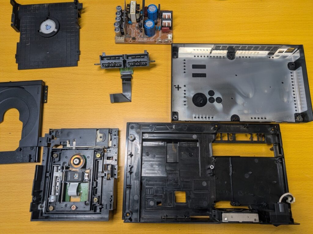 SCPH-10000の清掃時の写真

外装や内装パーツの写真