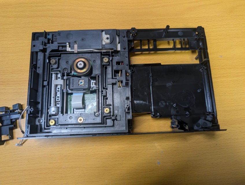 SCPH-10000の清掃後の組み立て時の様子