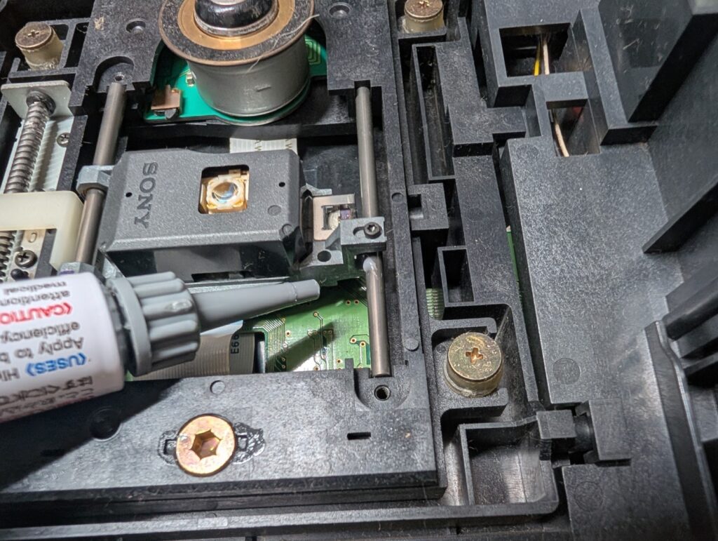 SCPH-10000のピックアップレンズ交換時の様子
グリス塗布とメンテンナンス時の写真