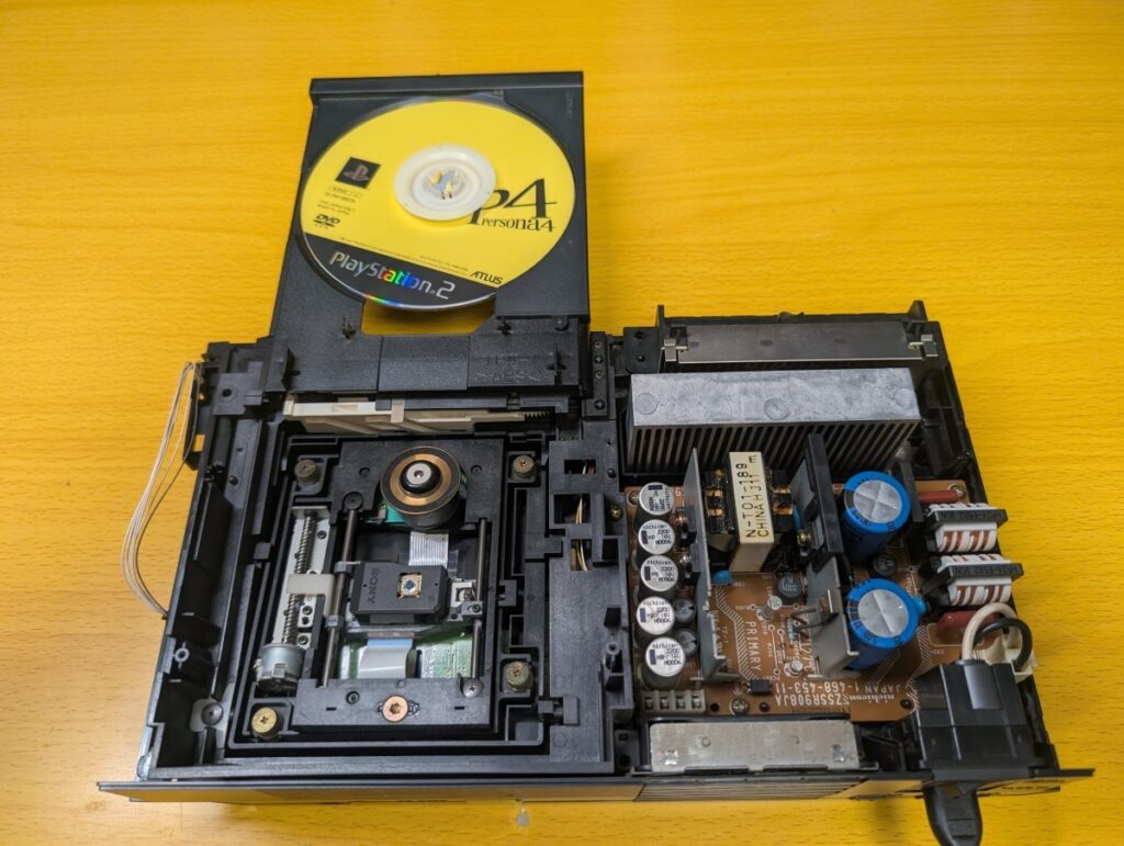 SCPH-10000のピックアップレンズ交換時の様子

動作確認時の写真
