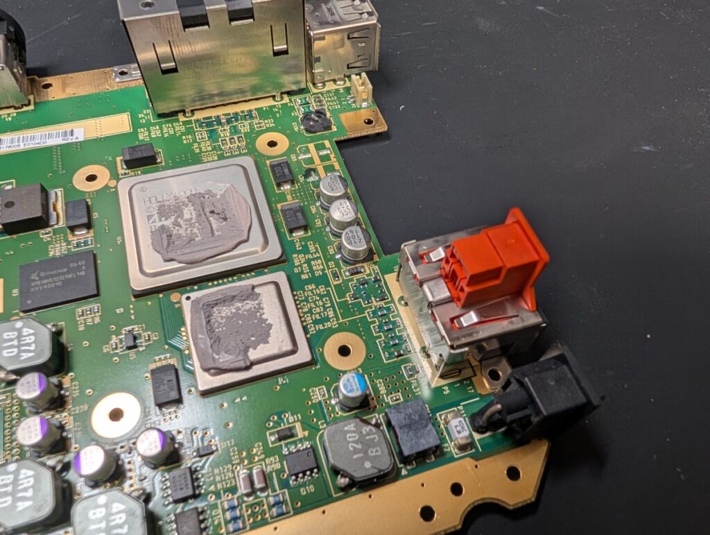 Wiiのメイン基板の写真
点検中の様子
劣化したコンデンサ