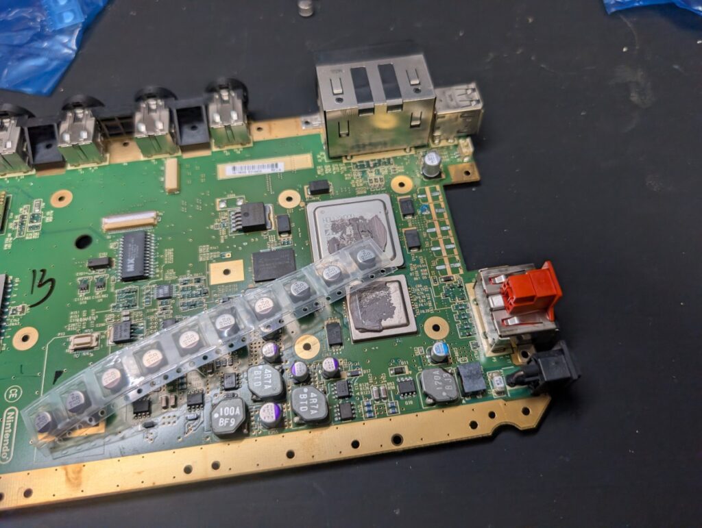 Wiiのメイン基板修理時の様子
新しいコンデンサと基板の写真