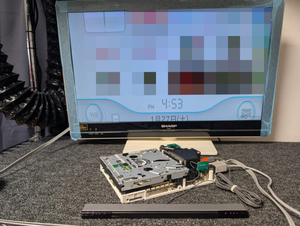 Wiiのメイン基板修理後の組み立て時の写真
動作確認中