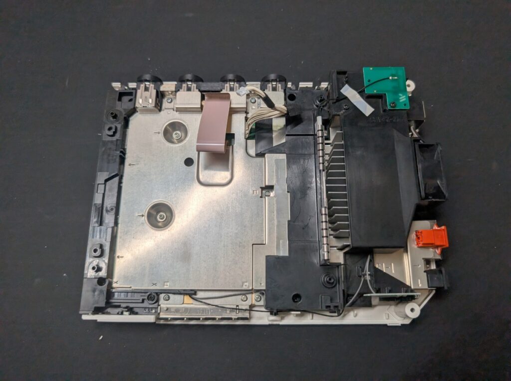 Wiiの分解中の様子

ディスクドライブを外した後