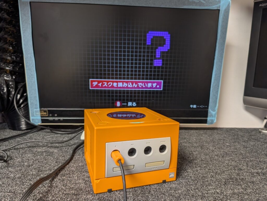 ゲームディスクを読み込まないゲームキューブ本体とテレビ画面の写真