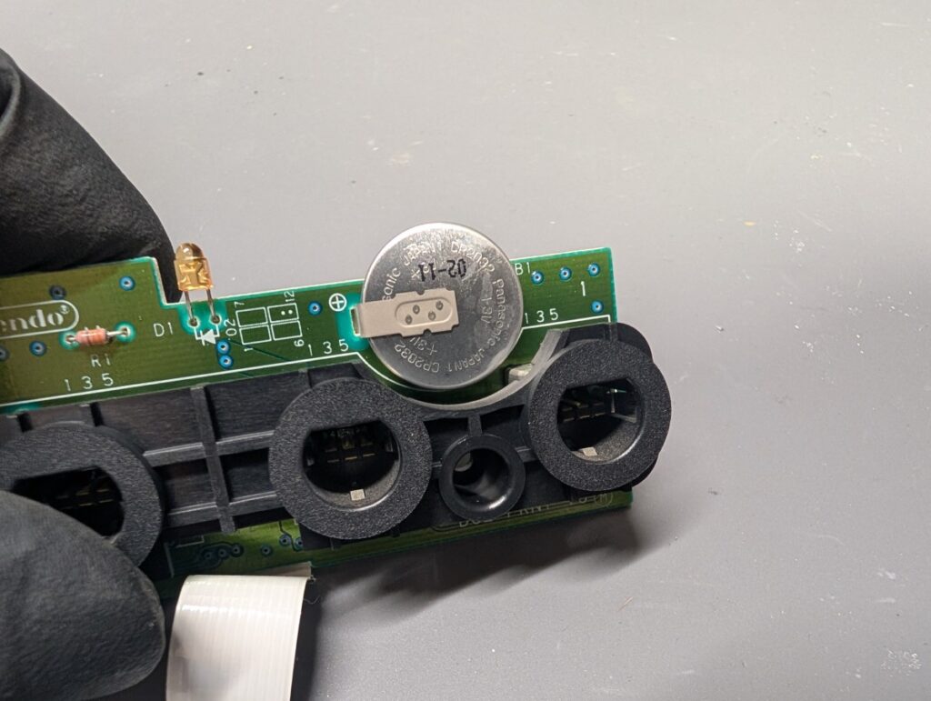 ゲームキューブのコントローラースロット基板に実装されたコイン電池の写真