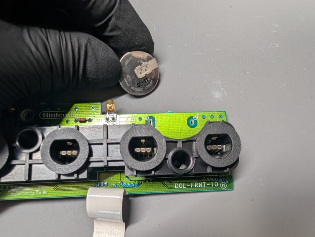 ゲームキューブのコントローラースロット基板に実装されたコイン電池を取り外した後の写真